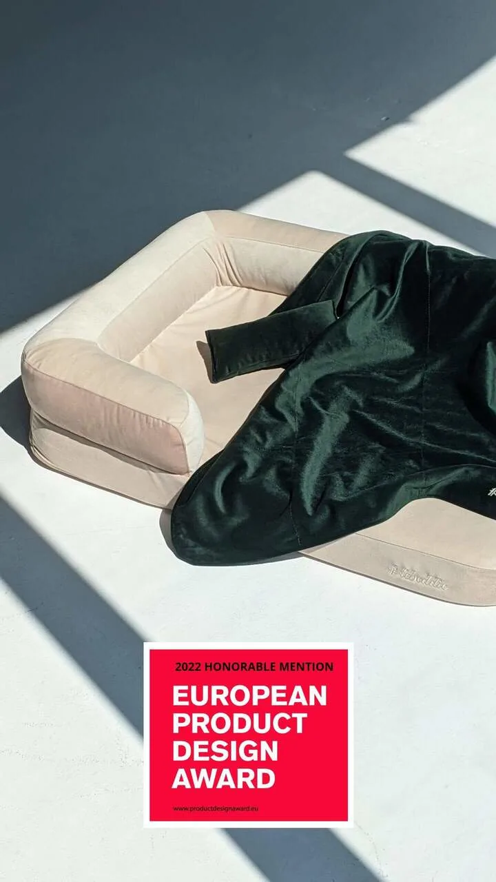 Cream Snug bed with green blanket and cushion