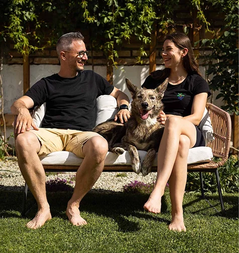 O nás - Andy Bernie a Zuzka na záhrade