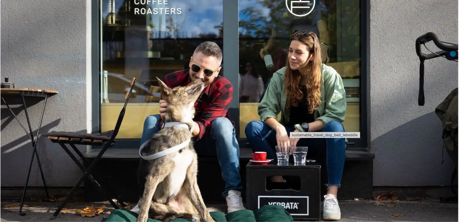 Lebeddie pred kaviarnou Bernie, Andy a Zuzka